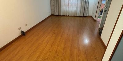 Descubre esta encantadora casa ubicada en una zona privilegiada del norte de Bogotá . Con 3 habitaciones y 3 baños, Sala comedor , cocina integral a gas natural ,  zona de ropas  en el sótano,  este hogar ofrece comodidad y amplitud para toda la familia. Con 105 metros cuadrados, cada espacio ha sido cuidadosamente diseñado para brindar confort y funcionalidad. El parqueadero privado  y cubierto garantiza seguridad y comodidad. No pierdas la oportunidad de vivir en este lugar único que te brindará la calidad de vida que mereces. ¡Contáctanos para más información y agenda tu visita!