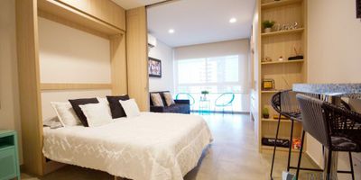 Apartaestudio en Playa Salguero, con espacios amoblados de un solo ambiente. Cuenta con todo lo necesario para que te sientas en casa una habitación cómoda y bien iluminada, una pequeña sala de estar, una cocina totalmente equipada y una zona de labores para mantener todo en orden. Está ubicado en un edificio con zonas comunes de lujo, donde podrás disfrutar de un salón de juegos, sauna, turco, gimnasio, bar, servicio de restaurante, zona BBQ, dos piscinas y cuatro jacuzzis. Este apartaestudio es la opción perfecta para quienes buscan un hogar moderno y confortable en una de las mejores ubicaciones de Santa Marta. Playa Salguero es un exclusivo sector, con conectividad a vías principales que dirigen a zonas centro y las afueras de Santa Marta. Se encuentra muy cerca del Rodadero Tradicional, en una zona apartada y tranquila. Consecuentemente, se caracteriza por su preciosa vista y agradable entorno