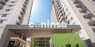 Ven y descubre este hermoso apartamento en venta, ubicado en la hermosa ciudad de Barranquilla, en el departamento de Atlántico. Con una impresionante área de construicción de 80.9 M2. Con todas las comodidades que buscas, este apartamento cuenta con 3 amplias alcobas y 2 baños elegantes y modernos, perfectos para ti y tu familia. Además, tendrás un garaje para tu conveniencia.

Pero eso no es todo, este apartamento también incluye características internas que te encantarán. Disfruta de un hermoso balcón donde podrás relajarte y disfrutar de la vista panorámica de la ciudad. El apartamento también cuenta con un baño auxiliar y uno en la habitación principal, una práctica biblioteca/estudio o sala de tv, amplios clósets y una zona de lavandería equipada con todo lo que necesitas.

En cuanto a las características externas, este apartamento te ofrece todas las facilidades que necesitas para una vida cómoda y llena de comodidades. El acceso pavimentado, el ascensor y el gimnasio te brindan la máxima comodidad en tu día a día. Además, encontrarás parqueadero para visitantes, parques cercanos, una amplia piscina para disfrutar en tus días libres, una recepción amigable en la portería del edificio y un salón comunal donde podrás compartir con tus vecinos y amigos.

Otros detalles importantes incluyen la cercanía de transporte público, la vigilancia permanente en el edificio, una zona infantil para tus hijos, un ambiente tranquilo y residencial, amplias zonas deportivas y zonas verdes para disfrutar de la naturaleza en la ciudad.

No pierdas la oportunidad de vivir en una de las zonas más exclusivas de Barranquilla, con acceso para discapacitados y cercanía a atracciones turísticas como el MALECON DEL RIO, para que nunca te falten planes para hacer en familia. También puedes organizar reuniones con amigos y familiares en el área de barbacoa, y sentirte seguro en todo momento gracias a la garita de entrada y la planta eléctrica del edif
