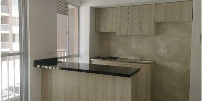 Este hermoso apartamento se encuentra ubicado en una zona privilegiada de la ciudad de Barranquilla, ofreciendo comodidad, seguridad y una vista panorámica excepcional. Con un área total de  de 58 m2, este inmueble te permitirá disfrutar de amplios y luminosos espacios para vivir de manera cómoda y placentera.

Cuenta con 2 acogedoras alcobas, ideales para descansar y relajarse luego de un largo día de trabajo. Además, cuenta con 2 baños completos, uno de ellos en la habitación principal, lo que brinda privacidad y comodidad a sus habitantes. Los baños están equipados con todos los elementos básicos y tienen un moderno diseño.

Al ingresar a este apartamento podrás apreciar el excelente estado de conservación y su elegante estilo. Posee una amplia cocina equipada con modernos electrodomésticos y una despensa para que puedas almacenar tus alimentos de manera organizada y eficiente. Además, tiene una doble ventana que permite una excelente iluminación y ventilación.

El apartamento cuenta con acceso pavimentado y ascensor, lo que facilita el traslado hacia y desde la propiedad. También podrás disfrutar de una deliciosa barbacoa en la zona BBQ, y tu vehículo estará totalmente protegido en el garaje disponible. La garita de entrada y la portería/recepción garantizan la seguridad y control de acceso al edificio.

Pensando en tu bienestar y diversión, este apartamento cuenta con acceso a piscina, ideal para refrescarte en los días calurosos, y un salón comunal para reuniones o eventos. Además, podrás disfrutar de extensas zonas verdes y zonas deportivas para realizar tus actividades físicas favoritas. Y para los más pequeños, un espacio infantil adecuado para su entretenimiento y seguridad.

La ubicación de este apartamento es ideal, ya que se encuentra en una zona residencial tranquila y con parques cercanos para disfrutar de momentos de paz y contacto con la naturaleza. Adicionalmente, cuenta con parqueadero para visitantes, lo que faci