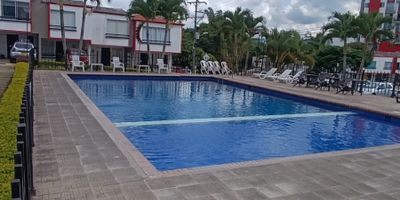 Se vende casa unifamiliar ubicada en el sector de La Condina, via Altagracia. Zona residencial tranquila y de alta valorizacion.

Area construida 70 m2
Estrato 4
Valor275.000.000
Administracion 270.000

La casa cuenta con

2 habitaciones con closet, iluminadas y ventiladas

2 banos completos con division en vidrio y acabados modernos

Estudio

Sala y comedor

Cocina integral totalmente remodelada

Zona de ropas

Parqueadero privado semi cubierto

Posibilidad de construir una tercera habitacion

Ideal para vivir con tranquilidad y comodidad cerca de Pereira.