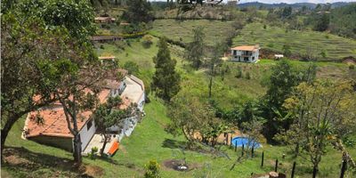 En una de las zonas más hermosas y tranquilas de Girardota, Antioquia, sector El Cano, parte alta, podrás encontrar esta Casa Campestre disponible para la venta. Con una extensión total de 712 ms2, y area construida 295 mts2, esta propiedad es ideal para quienes buscan vivir en un lugar amplio, tranquilo y rodeado de naturaleza.

Con 7 amplias y cómodas alcobas, principal con baño y closet, baño social,  baño adicional, cocina semi intregal, sala comedor, mirador, corredores, estudio, zona bbq, zona verde, arboles frutales, parqueadero para 4 vehiculos, cuarto util y portón, esta casa puede albergar a una familia grande o ser utilizada como casa de vacaciones, además cuenta con una hermosa vista panorámica a zona verde.

igualmente podrás disfrutar de tu propio jardín y tener reuniones y celebraciones en su amplia área social.

Esta propiedad se encuentra a 40 minutos aproximadamente del Parque de Girardota, via de acceso veredal, enrielado.

No pierdas la oportunidad de vivir en esta casa con todas las comodidades y beneficios que tiene para ofrecerte. ¡Contáctanos hoy mismo y haz realidad tu sueño de vivir rodeado de naturaleza y confort !
