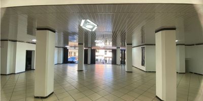 El local tiene aprox 250m2 para estrenar, completamente reformado con acabados de alta calidad.
Se encuentra ubicado a 4 cuadras del hospital regional, sobre vía principal con alto flujo vehicular y peatonal.
