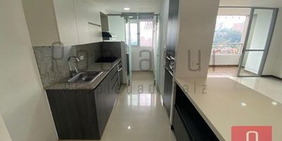 3 habitaciones, 3 closet, 1 Vestier, 2 baños, cocina integral, sala comedor, balcón, estar pequeño, calentador, zona de ropas, red de gas, cuarto útil, piso en porcelanato y madera laminada, parqueadero doble lineal, piso 13, área 88 m2, estrato 5, aproximadamente 8 años de construido. 
La unidad cuenta con portería 24 horas, ascensor, piscina, gimnasio, sauna, turco, salón social, parque infantil, cancha, zonas verdes, parqueaderos visitantes.
Sector cercano al gimnasio smarfit. 
