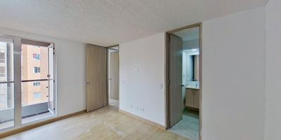 Tu nuevo hogar en las alturas de Funza te espera
Descubre este acogedor apartamento de 55 m² en el piso 10, con vista interior y parqueadero propio cubierto. Un espacio cálido y funcional que cuenta con 3 habitaciones, 2 baños, cocina integral, zona de lavandería y una sala comedor ideal para compartir en familia.

Disfruta de acabados modernos como piso laminado en las zonas privadas y cerámica en baños y cocina. El conjunto te ofrece zona BBQ, salón comunal, parque infantil, zonas verdes y vigilancia 24 horas para tu tranquilidad.

Ubicado estratégicamente cerca de centro comercial EcoPlaza, colegios, supermercados y con excelentes vías de acceso por la Vía Mosquera - La Mesa y Calle 17 Sur.

¡Una oportunidad ideal para vivir o invertir en Funza!
¡Agenda tu visita y da el paso hacia una vida mejor!
