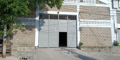 Venta Bodega Industrial en el Corazón de Barranquilla
590 m² de eficiencia, comodidad y accesibilidad
Buscas una bodega funcional, bien ubicada y lista para operar? Esta propiedad en perfecto estado de conservación lo tiene todo
Distribución Inteligente
Oficina personal administrativo con kitchenette y baño privado
Segunda oficina gerencial con baño privado
Baño para personal operativo
Lavadero labores industriales
Patio trasero descubierto ideal para carga, ventilación o almacenamiento adicional
Infraestructura Operativa
Energía trifásica para maquinaria industrial
Portón amplio con acceso directo para tractomulas
Parqueadero frontal para dos vehículos
️Ubicación Estratégica
Situada en el centro de Barranquilla, con acceso inmediato a vías principales, facilitando logística y transporte
Ideal para empresas logísticas, manufactureras o distribución con alto tráfico operativo
¡No pierdas la oportunidad de potenciar tu negocio! Contáctanos para agendar visita¡¡