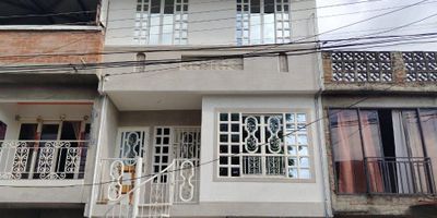 Edificio en venta, barrio la Esperanza, Palmira Valle.
Edificio de tres pisos , con dos apartamentos, y un apartaestudio amplio.
Piso 1. Apartamento con dos habitaciones con closets, zona de sala y comedor, cocina equipada con gabinetes, un baño , patio con zona de lavado.
Piso 2 . Apartamento con dos habitaciones con closets, cocina semintegral con barra, zona de sala y comedor, un baño, patio de ropas con zona de lavado.
Piso 3. Un apartaestudio con una habitación muy amplia, zona de sala y comedor, cocina semi integral, un sala de TV , un baño y zona de lavado.
Propiedad con acabados modernos , recién remodelada, Ideal para generar renta , buen retorno de la inversión, cercano a reservas de Zamorano, a la universidad del Valle, el boluveard de la carbonera, los cual genera valorización a la propiedad. Cuenta con parqueadero para moto.

Valor 300.000.000 negociable.

Información 31.5.331.9.5.92.


