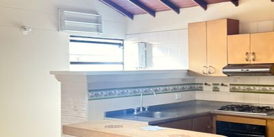 Apartamento en Venta en el Barrio El Dorado, Envigado - Sin Administración

Localizado en el tradicional y tranquilo barrio El Dorado, a tan solo 3 cuadras del parque principal de Envigado. Disfruta de un entorno residencial con fácil acceso a todo tipo de comercio, supermercados, farmacias, restaurantes, bancos, transporte público y mucho más.

 Comodidades del inmueble:

Área 72 m2, 2 cómodas alcobas con buena iluminación natural, 2 baños completos, Amplio salón comedor ideal para compartir en familia, Cocina integral, Balcón con vista exterior, Ubicado en tercer piso, Sin pago de administración, Estrato 3

Este apartamento ofrece una excelente relación ubicación-precio, ideal tanto para vivir como para invertir. Canon mensual estimado $2.300.000 Su cercanía al centro de Envigado lo convierte en una opción muy atractiva para para quienes valoran la movilidad y el acceso a servicios.

 No tiene ascensor, pero al estar en un tercer piso, el acceso es fácil.