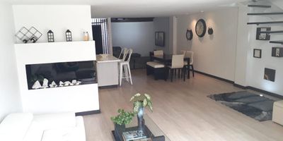 Hermosa Casa en Venta – Urbanización muy cerca del parque principal de La Estrella

Te presentamos esta acogedora y funcional casa de tres niveles, ubicada en la tranquila y segura, en el municipio de La Estrella.

 Comodidades principales:

Área construida: 148 m2
3 alcobas + 1 estudio
3 baños
2 balcones
2 parqueaderos
Estrato 4
Inmueble con 18 años de construido

La casa está distribuida en tres pisos, con espacios cómodos y buena iluminación. Ideal para familias que buscan amplitud, privacidad y buena ubicación.

Precio de venta: $850.000.000
Valor de la administración: $350.000 mensuales
Predial anual: $1.600.000
El inmueble se encuentra bajo leasing habitacional, con una deuda actual de $295.000.000

️Zonas comunes de la unidad:
Piscina
Zona de mascotas
Salón social

Una excelente oportunidad para vivir en un sector tranquilo, con fácil acceso a vías principales y transporte público.