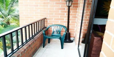 El apartamento se ubica en el cuarto piso en edificio en el barrio Laureles Nogal Los Almendros del Municipio de Medellín.

Área: 98 m².
3 alcobas, la principal con baño.
2 baños.
Sala - comedor.
Cocina integral abierta tipo americano
Biblioteca.
Patio (zona de ropas)
Parqueadero cubierto.
Piso 4 con balcón.

Zonas comunes
Edificio compuesto por (5) niveles, sin ascensor.
Cámaras y circuito cerrado de tv.

Lugares cercanos
Supermercados. Centros de Salud (Incodol - SURA).
Restaurantes, Centros Comerciales, Bancos, Bomba de los Almendros.
Iglesia de Santa Gema y la Nueva Villa de Aburrá.