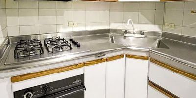 Apartamento en arriendo en Medellín, Antioquia, con un canon de $2.400.000. Este inmueble de 45 m² está ubicado en el barrio Santa Rosa de Lima, un sector cercano a Laureles. Ofrece una habitación, dos baños y un parqueadero, ideal para quienes buscan comodidad. El apartamento se encuentra en el tercer piso y cuenta con servicio de vigilancia, brindando seguridad. Su estrato 4 y su ubicación facilitan el acceso a diversos servicios y comercios. Para conocer más detalles o coordinar una visita, puede usar las opciones de whatsapp, quiero que me contacten o ver telefonos.