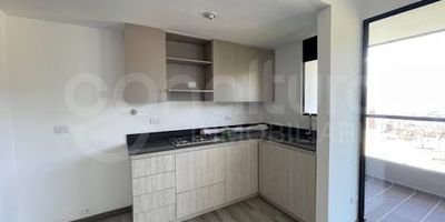 472-7803 Conaltura Inmobiliaria ¡Vive en las alturas con estilo y comodidad! Te presentamos este moderno apartamento en venta ubicado en uno de los sectores más exclusivos de Medellín Las Palmas. Características del inmueble Área de 64 m perfectamente distribuidos, 2 acogedoras alcobas, 2 baños modernos, balcón en piso alto con vista panorámica de ensueño, parqueadero privado   cuarto útil. Ubicación privilegiada A solo 5 minutos del Túnel de Oriente, rápido acceso a la vía Las Palmas, cerca de supermercados, restaurantes y zonas de interés. Unidad residencial completa zonas comunes en construcción ideal para invertir y ver crecer tu patrimonio mientras disfrutas de un entorno tranquilo, natural y con excelente proyección de valorización. ¡Contáctanos hoy mismo y agenda tu visita! Este apartamento lo tiene todo para vivir bien o invertir mejor. Valor de la administración $260.000