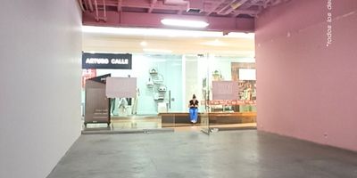 Descubre este exclusivo local en el corazón de la ciudad, con una ubicación privilegiada que garantiza visibilidad y accesibilidad para tu negocio. Con 52 metros cuadrados disponibles, este espacio ofrece infinitas posibilidades para crear el ambiente perfecto que atraiga a tus clientes. Su diseño moderno y funcional se adapta a cualquier tipo de negocio, desde una boutique de moda hasta una acogedora cafetería. No pierdas la oportunidad de establecer tu marca en este lugar único que promete ser el escenario ideal para el éxito de tu emprendimiento. ¡Haz de este local el punto de encuentro preferido de tus clientes!