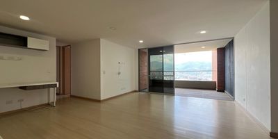 Apartamento en arriendo unidad cerrada en sector residencial y tranquilo, cerca de centros comerciales, colegios, rutas de transporte público, vias principales, supermercados y ruta de transporte publico. Piso en madera, sala comedor, 2 alcobas con baño en la principal, estudio, cocina integral abierta tipo americano, zona de ropas, útil, balcon y parqueaderos cubiertos . Conjunto cerrado con ascensor, piscina, gym, salon social, vigilancia y portería 24horas y circuito cerrado de tv. inmuebles sujetos a verificacion de disponibilidad