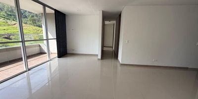 Apartamento 3 habitaciones, 2 baños, 2 parqueaderos paralelos, cuarto util en el mismo piso, cocina integral abierta con isla, zonas comunes, piscinas climatizadas adultos y niños, canchas, salones sociales, sauna, sala de cina, gimnasio, juegos infantiles cod 2149