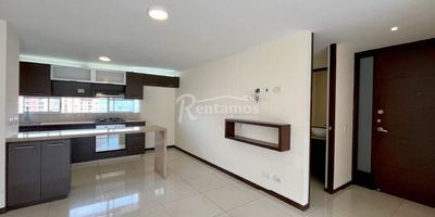 Apartamento en arriendo en El Poblado, Los Balsos. Cerca al cc Santafé, colegio Santa Maria del Rosario y a Los Balsos, fácil acceso. La urbanización cuenta con portería 24/7, cancha, piscina, zona de juegos para para niños, sendero, gimnasio y sauna. Con 3 habitaciones, alcoba de servicio con baño, 3 baños, cocina integral, zona de ropas, sala-comedor amplia y balcón con vista panorámica. Además, cuenta con parqueadero doble lineal privado y cuarto útil. ¡Agenda tu visita hoy mismo y encuentra tu nuevo hogar! Descubre más propiedades en: www.rentamospropiedadraiz.com CÓDIGO:776357