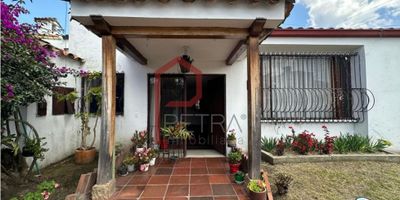 SE VENDE AMPLIA CASA DE 530 MTS ESQUINERA, 

PRIMER PISO:

SALÓN DE ENTRADA GRANDE CON BAÑO

LA SALA-COMEDOR ES MUY AMPLIA Y BIEN ILUMINADA GRACIAS A AMPLIOS VENTANALES.
COCINA INTEGRAL, AREA PARA COMEDOR AUXILIAR Y ZONA DE LAVANDERIA AMPLIA CON PATIO.

AMPLIA ZONA VERDE ALREDEDOR DE LA CASA

SEGUNDO PISO:

5 HABITACIONES CON MUY BUENA ILUMINACIÓN NATURAL, 2 BAÑOS, HALL AMPLIO MUY BIEN ILUMINADO.

ZONA ADICIONAL TOTALMENTE INDEPENDIENTE PARA RENTA/OFICINA AREA APROX 120 MTS

ÁREA TERRENO 530 MTS, AREA CONSTRUIDA 340MTS

FUNCIONA PARA VIVIENDA O PARA EMPRESA.

COMO INVERSIÓN SE PUEDEN CONSTRUIR MÁS DE 1200 MTS O TAMBIEN 7 CASAS.

 
