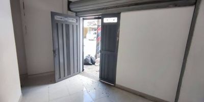 se arrienda local el salvador muy cerca a las torres de bombona una zona con muy buen flujo de personas y excelente transporte , recién remodelado para que montes tu negocio . cuenta con un baño lavadero y bodega pequeña en la parte trasera , cuenta con servicios incluidos .