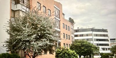 VISTE LE VIDEO? ¿Buscas un apartamento en uno de los lugares más privilegiados de Bogotá D.C.? ¡Tenemos lo que estás buscando! Este hermoso apartamento en venta cuenta con una ubicación inmejorable en el corazón de la ciudad, en Cundinamarca, con fácil acceso a múltiples servicios, centros comerciales, colegios y universidades.

Esta propiedad es ideal para aquellos que buscan amplitud y comodidad en su hogar. Cuenta con DOS acogedoras habitaciones y estudio o TRES ALCOBAS,  2 baños completos, garantizando espacio suficiente para toda la familia.

Vista exterior, con grandes ventanas que permiten la entrada de luz natural y una conexión perfecta con el entorno. Además, su ubicación exterior te permitirá disfrutar de la tranquilidad del lugar y una brisa fresca en los días más cálidos.

Otras características internas que hacen de este apartamento una gran opción son su zona de lavandería, habitación de servicio y puerta de seguridad, brindando seguridad y confort a ti y a tu familia.

En cuanto a sus características externas, cuenta con un ascensor para mayor comodidad, un circuito cerrado de TV y vigilancia para tu tranquilidad, y una portería/recepción disponible 24/7 para cualquier necesidad que pueda surgir. Además, podrás contar con un garaje privado y parqueadero para visitantes, perfecto para vivir sin preocupaciones.

No te pierdas la oportunidad de vivir en una de las zonas más exclusivas de la ciudad, rodeado de parques y con fácil acceso al transporte público. ¡Contáctanos ya para más información y para agendar una visita a este increíble apartamento en Bogotá D.C.!
