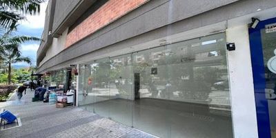 Local en sector muy residencial, está ubicado alrededor de varias unidades residenciales que aseguran el flujo de personas. El canon incluye la cuota de administración y es más IVA