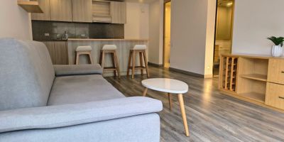 Si estás buscando el lugar exclusivo, con acceso a senderos ecológicos aire puro,  entorno silencioso y seguro te presentamos este inmueble situado en los Cerros Orientales (Bosque Pinos), ideal para quienes valoran tranquilidad, la comodidad, el buen gusto y la conexión con la naturaleza, sin salir de la ciudad.  Este apartamento remodelado y moderno te ofrece  sala comedor con chimenea para noches acogedoras, cocina tipo américano con amplia isla, zona de ropas independiente, dos baños dos habitaciones (habitación principal con balcón y wolking closet, dos garajes y amplio depósito. !El sector es exclusivo, seguro y con excelente valorización.
Agenda tu visita y enamórate de este espacio único donde la ciudad y la naturaleza se encuentran! . Agenda tu cita