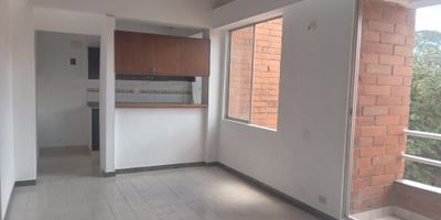 Apartamento en arriendo  ubicada en zona residencial, con fácil acceso a vías principales, rutas de transporte público, cerca a restaurantes, miradores, supermercados y gran variedad de servicios complementarios del sector. Cuenta con piso en baldosa, sala comedor, 3 alcobas con vestier y baño en la principal, cocina integral cerrada, alcoba y baño de servicio, zona de ropas, balcón, parqueadero independiente. Conjunto cerrado con zonas sociales que incluyen piscina, gimansio, salón social, parques infantiles, placa polideportiva, zona de ropas, vigilancia y portería 24 horas y circuito cerrado de Tv. Inmuebles sujetos a verificación de disponibilidad
