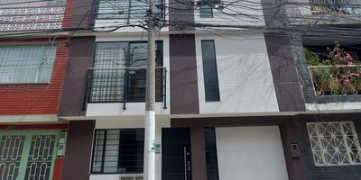 SE ARRIENDA 
Espectacular apartamento ubicado en el sector de Engativa barrio el LUJAN te permitira disfrutar de espacios amplios y comodos ubicado en un primer piso para estrenar  en edificio  multifamiliar te ofrece una sala comedor, cocina integral, zona de ropas una habitacion , un bano. con principales vias de acceso y zonas aledanas de alta importancia como la Av. Boyaca, Av. ciudad de Cali cc nuestro Bogota, cc Titan valor del canon incluye administracion  AGENDA TU VISITA !  