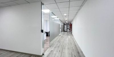 Oficina en arriendo, ubicada en Avenida El Dorado. Oficina con espacios abiertos en obra blanca. Contamos con dos salones con capacidad tipo AUDITORIO solo sillas para sesenta personas cada uno, en acomodación AULA mesas y sillas capacidad máxima cuarenta personas  y tenemos un auditorio con tarima con capacidad tipo auditorio  para setenta personas, las salas cuentan con servicio de proyección audiovisual  de alta calidad. La oficina queda cerca a transporte masivo, transporte público, Centro Comercial Gran  Estación y entidades del Estado.El Edificio está localizado en el corredor Salitre, un importante centro de negocios de la ciudad, a 15 minutos del principal distrito financiero de la ciudad y 10 minutos del aeropuerto internacional.
Ubicado a poca distancia de servicios complementarios como parqueaderos, hoteles, restaurantes, instituciones financieras, notarias y centros
comerciales. 6