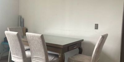 Este amplio apartamento en venta se encuentra en el Conjunto Residencial Ciruelos del Edén, ubicado en Funza, Cundinamarca. Con una superficie total de 65 metros cuadrados, esta propiedad cuenta con 2 habitaciones, 2 baños En el cuarto piso de un edificio bien conservado, el apartamento ofrece una sala, un estudio/oficina, un balcón y una cocina integral. Además, disfruta de una ubicación conveniente con escuelas cercanas y fácil acceso a servicios locales. Construido en 2022, este inmueble se encuentra en buen estado y es ideal para aquellos que buscan un lugar acogedor para llamar hogar. ¡No pierdas la oportunidad de adquirir esta propiedad en una ubicación privilegiada de Colombia!  DFS-395
