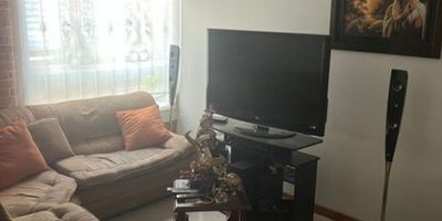 Se vende una casa en el Conjunto Residencial Villas de San Andrés, ubicada en Funza, Cundinamarca. La propiedad cuenta con una superficie total de 78.7 m² distribuidos en una sala, comedor, patio de ropa, 3 habitaciones, 2 baños y 1 puesto de estacionamiento. Se encuentra en buen estado de conservación. Su ubicación privilegiada ofrece fácil acceso a escuelas cercanas y zonas verdes, ideal para familias con mascotas. La casa se encuentra en una zona tranquila y segura, perfecta para aquellos que buscan un hogar acogedor y funcional. ¡No pierdas la oportunidad de adquirir esta propiedad en Funza    CFL-331
