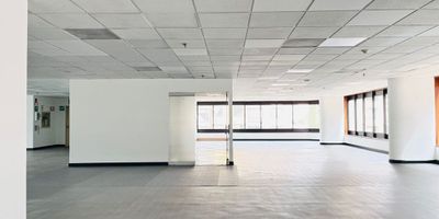 ¡Bienvenido a tu nueva oficina de ensueño en arriendo! Con 630 metros cuadrados de espacio para dejar volar tu creatividad y productividad. Imagina trabajar en un ambiente amplio y luminoso, con 10 parqueaderos para tus clientes y empleados. Por solo $47,250,000, tendrás un lugar donde tus ideas brillarán. ¡No dejes pasar esta oportunidad única!