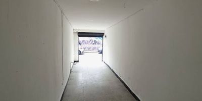 Local comercial para arriendo cuenta con un área de 29 metros cuadrados, ubicado en zona estratégica en el municipio de envigado. El espacio cuenta con baño privado, altura de 2.43 metros, puerta tipo persiana y conexión a red de gas, ideal para diversos tipos de negocio. Para más información y agendar una visita, comunícate con nosotros a través de nuestra línea de atención al cliente.