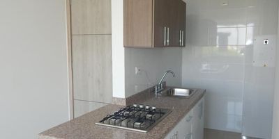 Apartamento en arriendo ubicado en la ciudad de Barranquilla en el sector de Ciudad Jardín, el apartamento se encuentra en piso 6 con un área aproximada de 40mt2 distribuidos en 1 amplia habitacion, 1 baño, buena distribución en sus áreas con amplios y cómodos espacios, fresco y acogedor, su entorno es tranquilo y residencial con cómodas vías de acceso y sobre el sector puede encontrar, parques, colegios, restaurantes y droguerías cercanas.