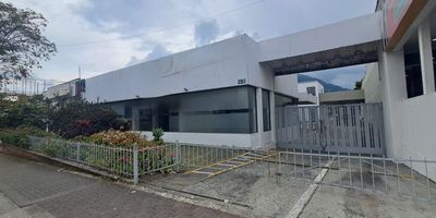 Buscas local comercial en Pereira?Se arrienda amplio local comercial con un area total de 630 metros cuadrados distribuidos en dos niveles, lo que facilita  la organizacion dentro del local, adicional cuenta con una zona de oficinas, parqueaderos internos, zona de cafeteria para empleados y una amplia amplia vitrina con vista a la calle. lo mejor de todo es su ubicacion ya que esta sobre una de las avenidas mas importantes y transitadas de Pereira como lo es la 30 de agosto cerca a supermercados, ips, centros de salud y estaciones de transporte publico. Este inmueble ofrece una excelente visibilidad, alto flujo vehicular y peatonal, asi como facil acceso al transporte publico. No esperes mas comunicate con nosotros.