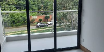 Se vende hermoso apartamento en Parcelación Pance nuevo, con un área, de 75,23mts, consta de sala comedor, hall de alcobas, vista panorámica, 2 alcobas ,2 baños, balcón, barra estilo americano, closets, cocina integral, deposito 2 parqueaderos lineales, piscina olímpica.