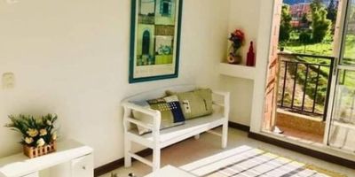 La propiedad en venta se encuentra ubicada en Zipaquirá, Colombia, en el desarrollo residencial de Senderos de Villa Maria Manzana. esta propiedad cuenta con 3 habitaciones, 2 baños y una superficie total de 46.69 metros cuadrados. La distribución interna incluye una sala, una cocina integral y closets en todas las habitaciones. su ubicación estratégica en el piso 3 permite disfrutar de vistas panorámicas. La propiedad se encuentra en buen estado de conservación y es ideal para familias que buscan un hogar funcional y bien ubicado en la tranquila ciudad de Zipaquirá, en el departamento de Cundinamarca.   DZD-192
