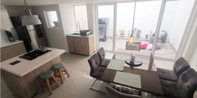 Casa de lujo de 145 m2 en La Francia

Oportunidad de vivir en un conjunto cerrado de dos niveles con acabados de lujo y excelente iluminación natural.
Ideal para familias que buscan espacios versátiles y seguridad en un entorno residencial consolidado.

Descripción de la propiedad
La vivienda de 145 m2 integra en su planta baja sala comedor abierta con cocina integral y barra americana, despensa y comedor auxiliar junto a un hall de alcobas. Dispone de tres habitaciones amplias, incluida la principal con vestier y baño privado, y tres baños en total. El piso en cerámica y mármol se complementa con armarios empotrados, doble ventana, zona de lavandería y un patio interno con techo corredizo que aporta ventilación y luz.

Descripción del entorno y acceso
Ubicada en estrato 5, goza de acceso pavimentado y rampas para discapacitados. Se encuentra cerca de parques, colegios, iglesia y supermercados, con transporte público a pocos pasos. El conjunto cerrado ofrece portería y circuito eléctrico de emergencia, ideal para quienes valoran confort y tranquilidad.

Contáctanos
Escríbenos por WhatsApp para recibir más información y coordinar tu visita.
Nuestro equipo te guiará en cada paso para que descubras tu próximo hogar.


