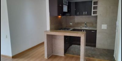 Apartamento en venta de 97M², con vista exterior, ubicado en un 3er piso, acceso por ascensor, parqueadero propio cubierto y depósito. Consta de 3 habitaciones, 2 baños, sala comedor, cocina integral y zona de lavandería. Tiene piso laminado en habitaciones y zona social y cerámico en baños y cocina. 1648051567
