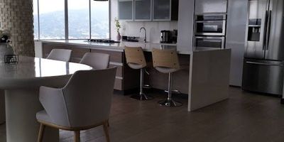 Penthouse en Venta  Álamos, Pereira este penthouse de diseño tipo dúplex ofrece una vista panorámica espectacular y una excelente distribución, con accesos independientes desde los pisos 12 y 13.Cuenta con 2 habitaciones con baño privado, incluyendo una habitación principal con vestier, clóset y baño con tina. También dispone de habitación de servicio con baño, baño social, zona de ropas, y cocina integral con acabados modernos. El área social incluye sala-comedor con salida a una terraza privada, ideal para disfrutar al aire libre. Además, el penthouse está equipado con puertas blindadas, 2 parqueaderos cubiertos, y acceso a salón comunal del edificio.