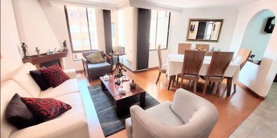 Apartamento en venta de 98M², con vista interior, ubicado en un 8vo piso, acceso por ascensor, parqueadero propio cubierto y depósito. Consta de 3 habitaciones, 2 baños, sala comedor, cocina integral y zona de lavandería. Tiene piso laminado en habitaciones y zona social y cerámico en baños y cocina.  1617136277
