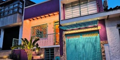 Oportunidad única en San Antonio, Cali! 
Disponible en alquiler hermosa casa hotel en el corazón de San Antonio, la zona turística más encantadora y con mayor valor patrimonial de Cali. 
Esta joya arquitectónica cuenta con:
️7 habitaciones exquisitamente decoradas y totalmente equipadas para una estadía placentera.
☕ Cafetería acogedora donde el aroma del café y la buena conversación te envuelven.
 Jacuzzi relajante para disfrutar momentos de descanso inolvidables.
 Ambientes únicos para escuchar buena música, degustar un vino o disfrutar de un excelente café.
¡Ideal para clientes que sueñan con tener un hospedaje con encanto y estilo en una zona de alto flujo turístico!
Se entrega completamente amoblada, lista para operar.
 Una experiencia de lujo en el corazón cultural de Cali. ¡No la dejes pasar.  Contáctame.