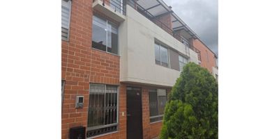 CODIGO 9332FR413 Espectacular casa en venta de tres niveles ubicada en una de las mejores zonas residenciales de Mosquera, Cundinamarca. Con un área generosa y excelente distribución, esta propiedad es ideal para quienes buscan confort, seguridad y una excelente ubicación.

Cuenta con:


 
 4 habitaciones amplias
 
 
 3 baños completos
 
 
 zona de ropas 
 
 
 Espacios iluminados y ventilados naturalmente
 
 
 Parqueadero privado
 


Ubicada dentro de un conjunto cerrado con Club House, que incluye piscina, gimnasio, salón social, parque infantil y zonas verdes, brindando un ambiente seguro, familiar y exclusivo.

