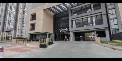  Encantador apartamento en venta Conjunto Verramonte Living de 36?m² con vista interior, ubicado en el segundo piso de la Torre 5, Apto 210, con acceso por ascensor. Cuenta con 2 habitaciones, 1 baño, sala comedor, cocina integral y zona de lavandería, con piso cerámico en todo el inmueble que ofrece frescura y fácil mantenimiento. El conjunto residencial brinda un ambiente tranquilo y seguro, con zonas verdes, área BBQ, espacio para niños y vigilancia privada las 24 horas. Su ubicación privilegiada lo conecta con centros comerciales como MultiDrive, supermercados como Alkosto 170, Carulla y Éxito Wow, además de estar cerca de colegios como Divino Salvador y Alvernia Bilingüe, la universidad Uniagraria, estaciones del SITP y con cómodas vías de acceso por la Avenida Boyacá y la Calle 170, haciendo de este apartamento una excelente opción para vivir o invertir.   34109930318
