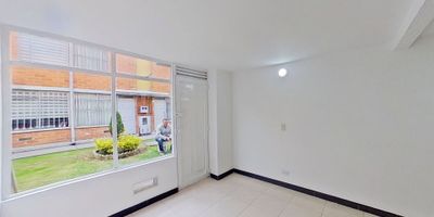 Casa en venta en Conjunto Pinar de la Fontana SM2  Mnz 1de 73m², con vista exterior, parqueadero comunal. Consta de 3 habitaciones, 2 baños, sala comedor, cocina integral y zona de lavandería. Tiene piso cerámico en todas sus zonas. El conjunto cuenta con salón social, parque infantil y vigilancia privada las 24 horas. Cerca a centro comercial Plaza imperial; cerca a almacenes de cadena como Éxito, Jumbo y Tiendas D1; cerca a colegio San Jorge de Inglaterra; cerca a Universidad Cundinamarca; cerca a estación de Transmilenio Portal Suba; Vías de acceso por la Calle 152A.   33552904854
