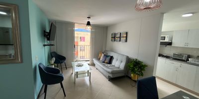 Apartamento Amoblado para arriendo en el sector La Paz Envigado. Cuenta con amplios espacios comodos y luminosos. Cuenta con 3 habitaciones, 2 banos, 2 closets, 1 vestier, sala comedor, cocina integral, red de gas, 1 balcon, zona de ropas, 1 parqueadero y ascensor. Tiene cercanias a la avenida del poblado con cercanias a la clinica de la policia.