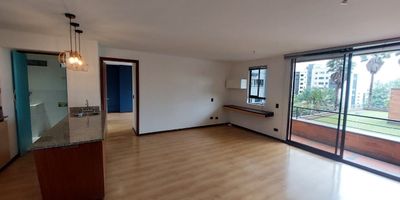 Apartamento en arriendo  Los Balsos, El Poblado: amplio y luminoso, ubicado en una de las zonas mas exclusivas y estrategicas del Poblado. Cuenta con 1 habitacion, 1 bano, 3 closets, sala-comedor, cocina integral con red de gas, zona de ropas y parqueadero cubierto. Su excelente distribucion y ventilacion natural,  Zonas verdes. A pocos minutos de los centros comercial Santa Fe, con facil acceso a rutas de transporte integradas.