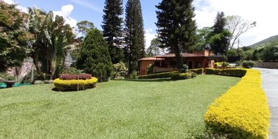 Finca en Arriendo  Exclusividad y Confort en Copacabana.
Disfruta de una finca espaciosa y llena de luz natural, disenada para ofrecer el maximo confort y estilo de vida para toda la familia. Con 7 amplias habitaciones, 6 banos, 5 closets y un vestier, aqui cada miembro encontrara su espacio ideal. Sus 2 salas, 3 comedores y 3 balcones crean ambientes perfectos para compartir y relajarse.
Ademas, una cocina semi integral, zona de BBQ y billar, junto a extensas zonas verdes, hacen de esta finca el lugar ideal para el entretenimiento y el descanso. Cuenta con zona de ropas y 2 parqueaderos para tu comodidad.
Ubicacion estrategica, cerca de la prestigiosa Escuela Normal Superior Maria Auxiliadora, Industrias Haceb, Mi Arepa Copacabana y con acceso a multiples rutas de transporte publico. Vive donde la amplitud, la comodidad y la conectividad se unen!
