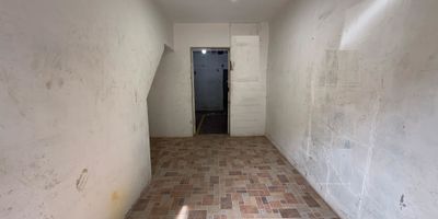 Se arrienda Amplia Bodega de 180m ubicada en el sector de Castilla. Situada en una zona estrategica con facil de acceso a el gimnasio smarfit castilla, parque juanes de la paz, unidad deportiva rene Higuita y la estacion Tricentenario del metro, con faciles rutas de acceso y transporte publico, cerca de parques y locales comerciales.