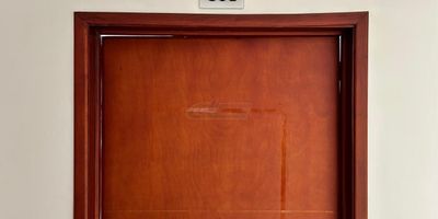 Cod.4088 oficina ubicada en una estratégica zona comercial, a pocos pasos de la Plaza de Mercado Central, la Gobernación y la Alcaldía. Ideal para empresas o profesionales. El espacio cuenta con excelente iluminación natural y se encuentra en un edificio que ofrece vigilancia en jornada diurna, baños para hombres y mujeres.