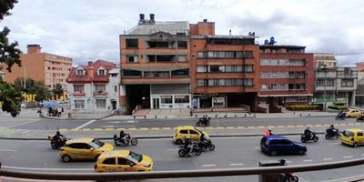 Chapinero ciento veintitrés punto veintisiete metros cuadrados. Estrato cuatro, piso dos, exterior. Video portero. Dos áreas de oficina privada, espacio abierto con módulo de recepción. Cocineta, dos baños, pisos en cerámica. Dos garajes independientes.  Sobre vía principal, vías de acceso calle cuarenta y cinco, carrera séptima, carrera trece, Avenida Caracas, vetustez cuarenta años. Inmueble libre de todo gravamen. Informes David Ortiz.